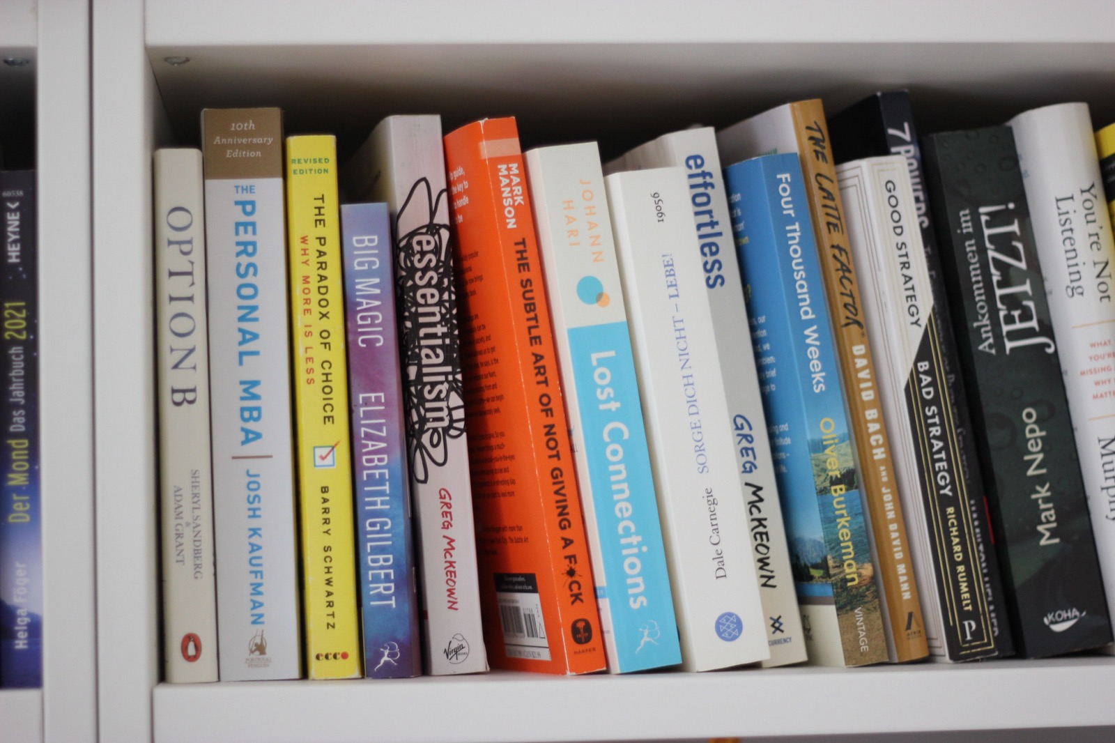Bücherregal mit vielen Sachbüchern